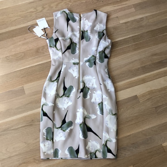 Sleeveless Flowered Dress - Picture 2 of 7